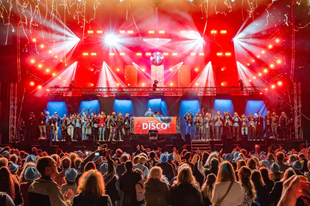 Bayern 1 Summer of Music Festival 2026 – Bühne mit Lichteffekten und Publikum