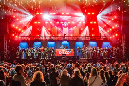 Bayern 1 Summer of Music Festival 2026 – Bühne mit Lichteffekten und Publikum